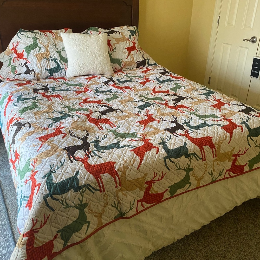 Holiday Deer Pattern Quilt Set - Picture 2 of 3